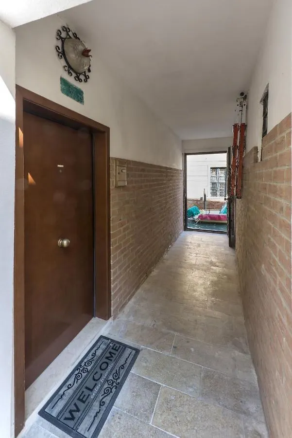 Apartment With Canal View In A Quiet Neighbourhood Venice