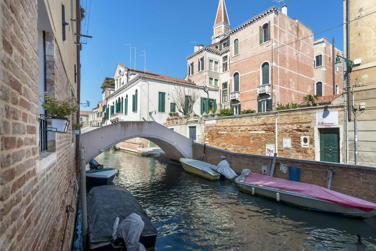 Apartment With Canal View In A Quiet Neighbourhood location