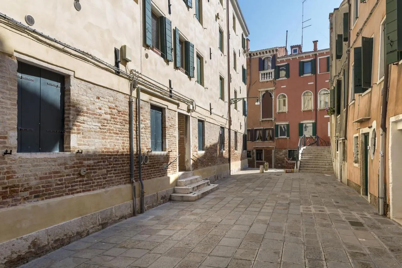 Apartment With Canal View In A Quiet Neighbourhood Venice